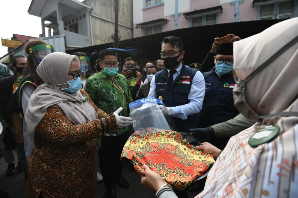 Ridwan Kamil Bagi-bagi Masker di Pasar Cisarua Bogor