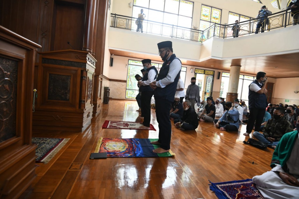 Ridwan Kamil Salat Jumat di Masjid Atta’awun Puncak Bogor