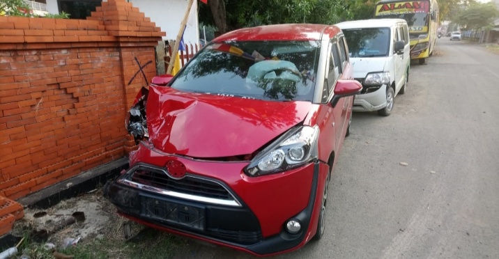 Diduga Sopir Ngantuk, Dua Mobil Tabrakan di Kedawung