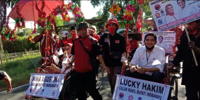 Diarak Becak, Nina-Lucky Daftar Cabup-Cawabup di KPU Indramayu