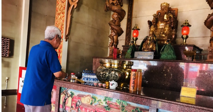 Pengurus Kelenteng Hok Keng Tong Bagikan Sembako Gratis, Ajak Berdoa agar Pandemi Berakhir