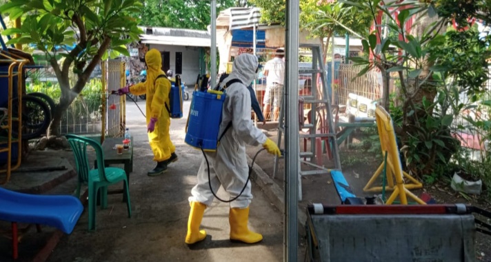 Bantu Pencegahan Covid-19, Lanal Cirebon Semprotkan Disinfektan dan Bagikan Sembako untuk Warga