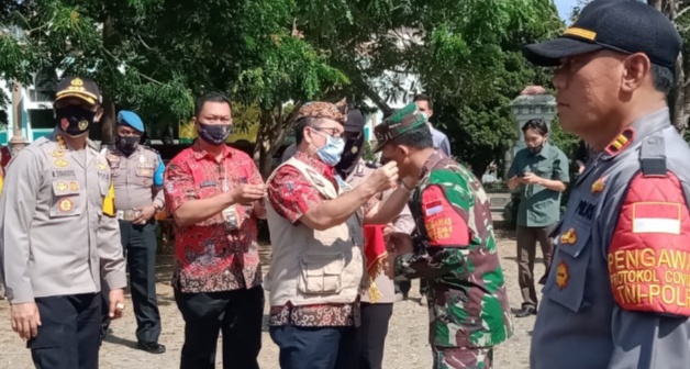 Bersama TNI-Polri, Bupati Cirebon Cegah Corona dengan Bagikan Masker Gratis