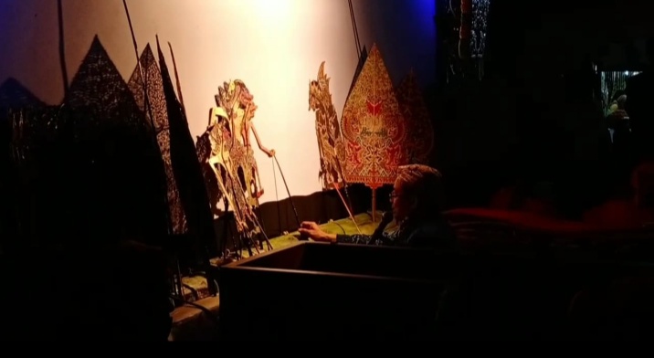 Pagelaran Wayang Kulit Meriahkan Tradisi Sedekah Bumi di Kompleks Makam Gunung Jati