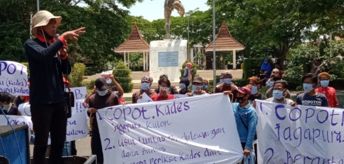 Unjuk Rasa di Kantor Bupati, Masyarakat Jagapura Kulon Tuntut Kuwunya Dinonaktifkan