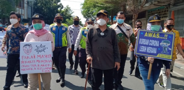 Wali Kota Cirebon dan Ketua DPRD Aksi Jalan Kaki, Ajak Masyarakat Patuhi Protokol Kesehatan
