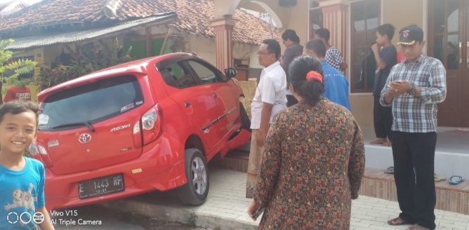 Belajar Nyetir, Mobil Loncat ke Teras Musala