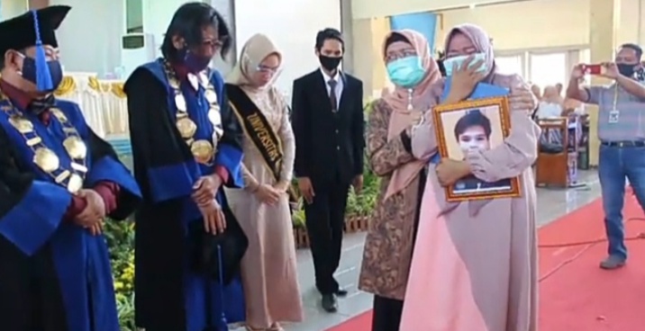 Mengharukan, Sang Ibu di Indramayu Wakili Momen Wisuda Anaknya yang Sudah Meninggal