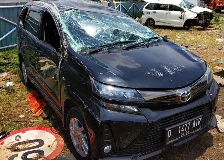 Antar Anak Seleksi CPNS, Mobil Komisioner Bawaslu Kota Cirebon Terguling di Cipali