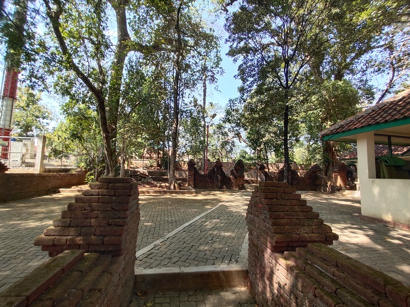 Perlu Penelitian Komplek Makam Kuno di Situs Pangeran Suryanegara
