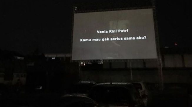 Bikin Baper, Pria Ini Lamar Kekasihnya lewat Layar Bioskop Drive In