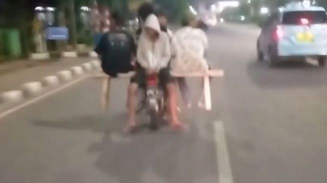 Jangan Ditiru, Remaja Ini Bonceng Lima Naik Motor