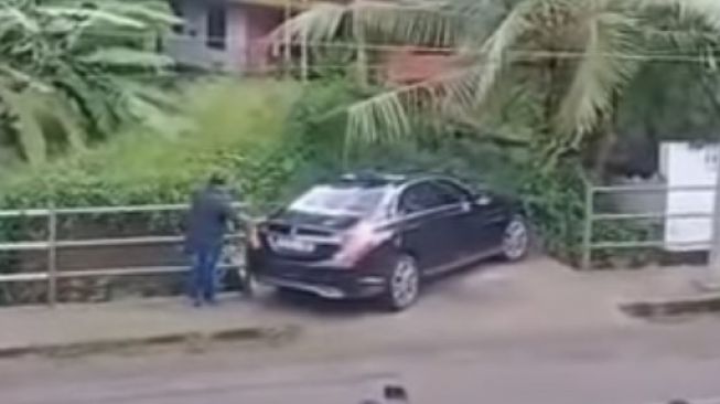 Gara-gara Viral, Banyak yang Kepingin Nyoba Tempat Parkir Sempit Ini