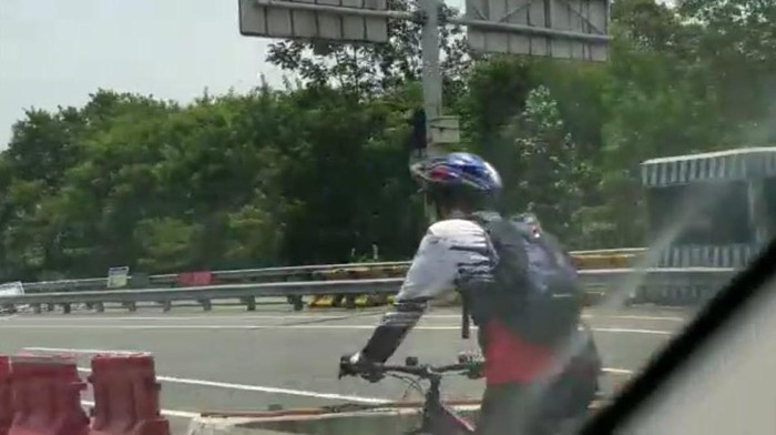 Nggak Ada Ahlak, Pesepeda Masuk Tol Jagorawi, Lawan Arah Pula