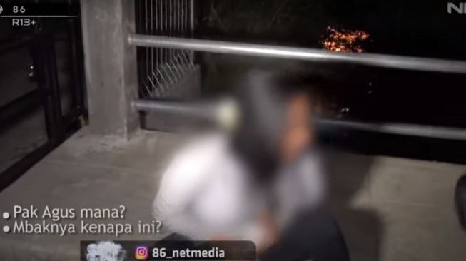 Menangis Histeris, Wanita Ini Buka Baju di Pinggir Jalan