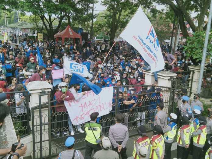 Ribuan Buruh Demo DPRD, Tolak Omnibus Law di Cianjur