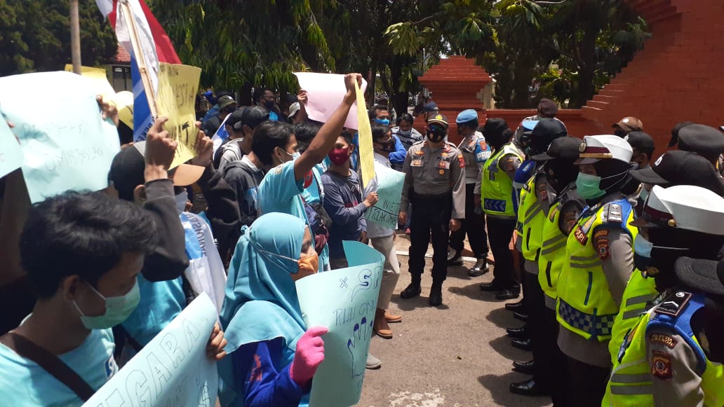 Kecewa Omnibus Law, Buruh di Cirebon Demo ke DPRD