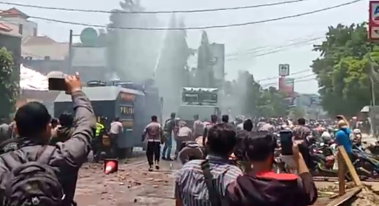 Saling Serang di Jalan Kartini; Aparat Keamanan Tembak Gas Air Mata, Demonstran Lempar Batu