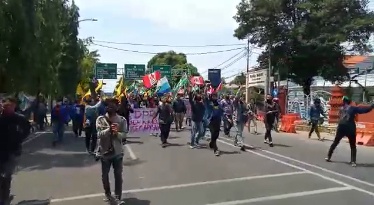 Mahasiswa di Cirebon Turun ke Jalan, Tolak Omnibus Law