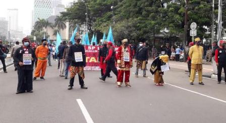 Hari Sumpah Pemuda, Buruh Demo Pakai Baju Adat Tolak UU Ciptaker