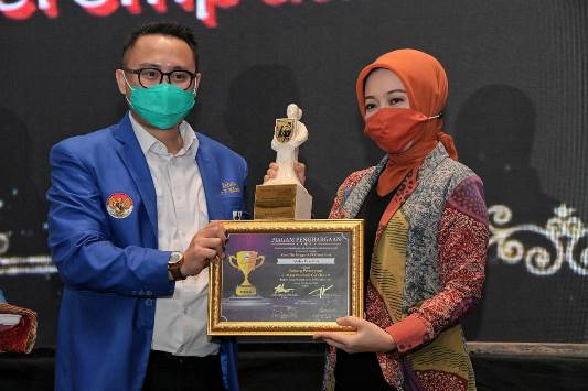 Atalia Ridwan Kamil dapat Penghargaan”Pejuang Perempuan di Masa Pandemi COVID-19″