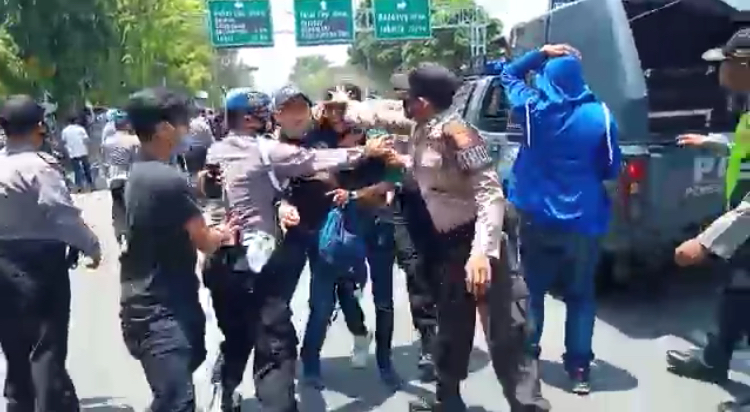 Demo Omnibus Law Rusuh di Depan PGC, Polisi Tembakan Gas Air Mata