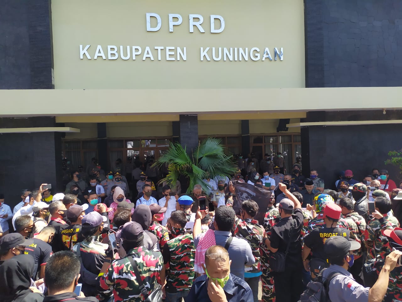 Ormas dan LSM Geruduk Gedung Dewan, Minta Nuzul Rachdy Mundur