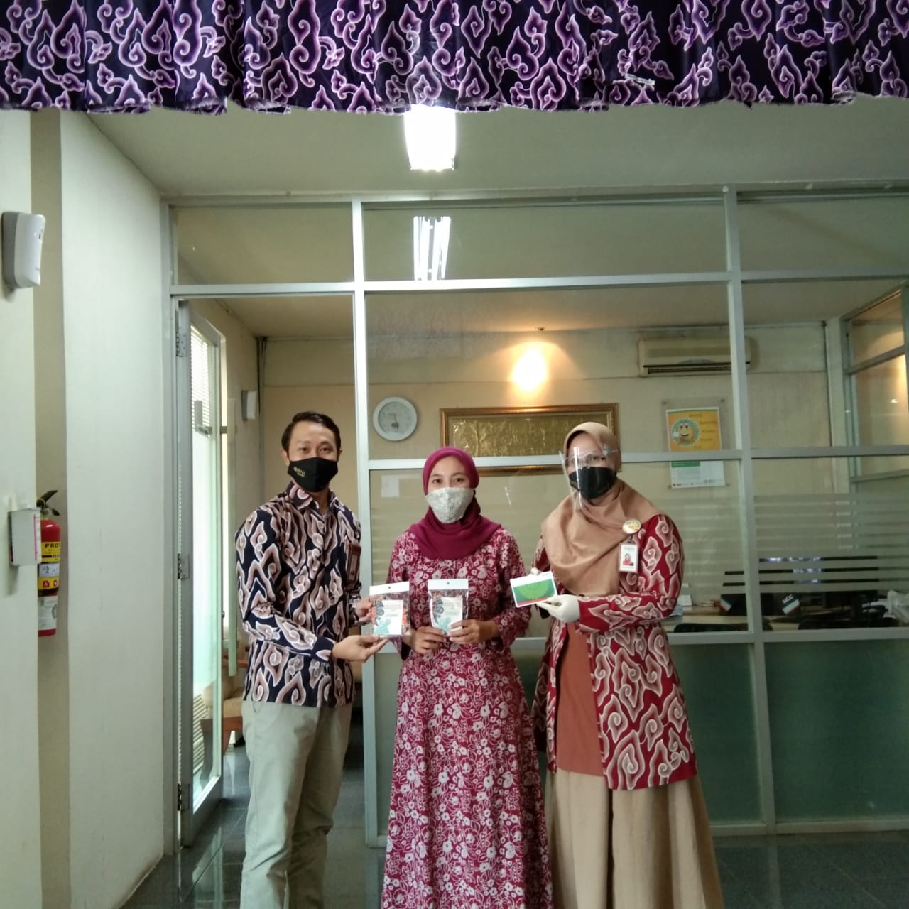 Peringati Hari Batik Nasional, BNI Syariah Bagikan Masker dan Hand Sanitizer
