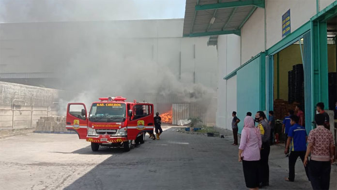 Gudang Barang Milik PT FDI di Cirebon Terbakar