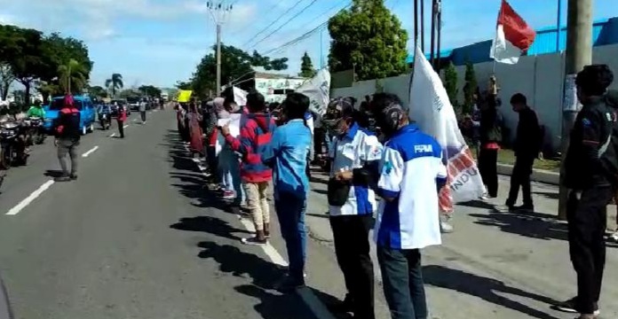 Buruh Unjuk Rasa Tolak UU Ciptaker di Jalur Pantura Cirebon