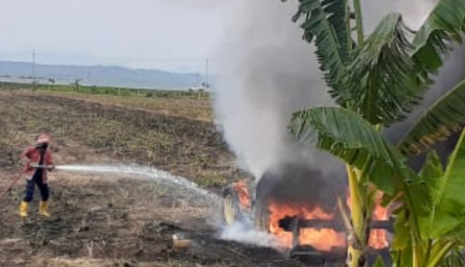 Traktor Milik PG Rajawali sedang Bajak Kebun Tebu Terbakar