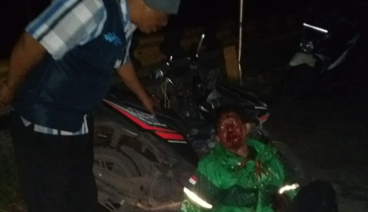 Pemotor Asal Jakarta Tabrak Truk Pengangkut Sekam di Cirebon