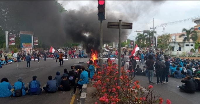 Ratusan Mahasiswa Cirebon Demo Omnibus Law Lagi, Tutup Jalur Pantura