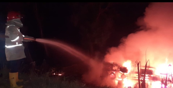 Mobil Boks Pengangkut Olahan Ayam Terbakar di KM 225 Tol Kanci-Pejagan