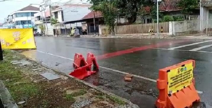 Hujan Disertai Angin Kencang Landa Wilayah Cirebon, Pos Pengamanan Maulidan Terseret 100 Meter