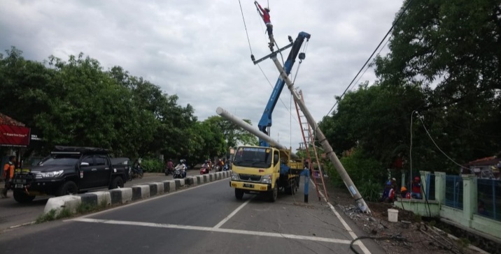 Tiang PLN di Suranenggala Nyaris Roboh Ditabrak Mobil Boks Plat Jakarta, Pelaku Langsung Kabur