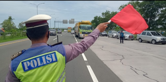 Petugas Gabungan Alihkan Arus Kendaraan Besar Non Sembako dari Tol ke Jalur Arteri