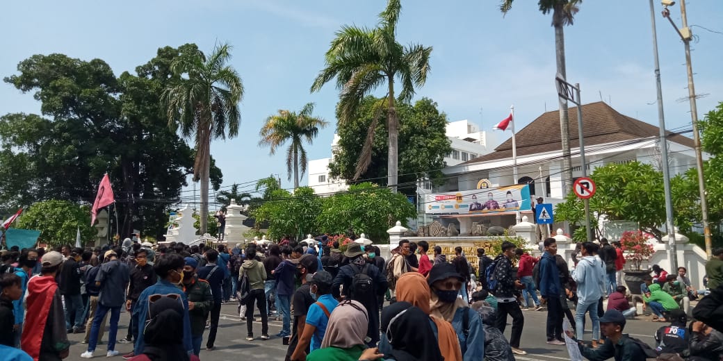 Massa dan Polisi Bernegosiasi, Diizinkan Demo di Depan DPRD