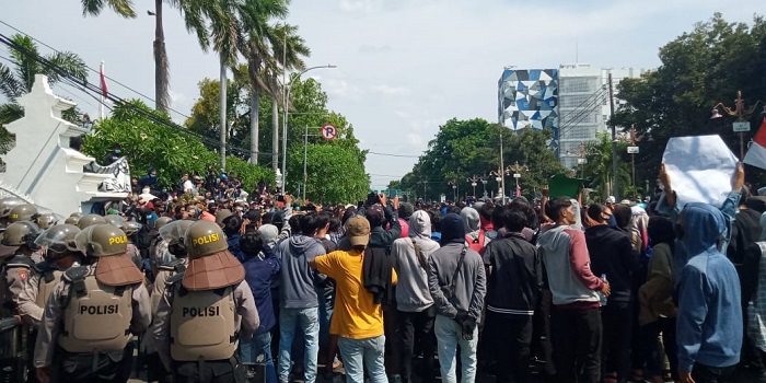 Massa Bertahan di Depan Gedung DPRD, Ditemui Anggota Dewan