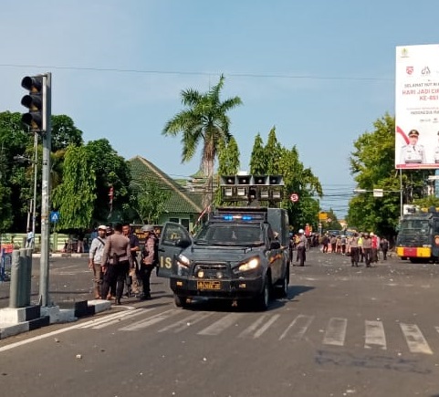 Massa Masih Bertahan di Jl RA Kartini