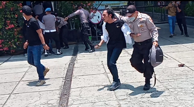 LBH Cirebon Sayangkan Penanganan Massa Aksi yang Ditangkap Polisi