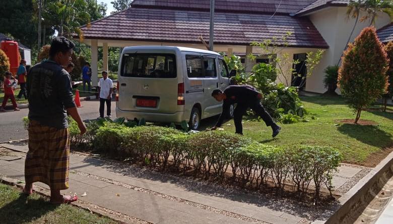 Mobil Desa Dipakai Belajar Nyetir, Seruduk Tiang PJU di Komplek Bima