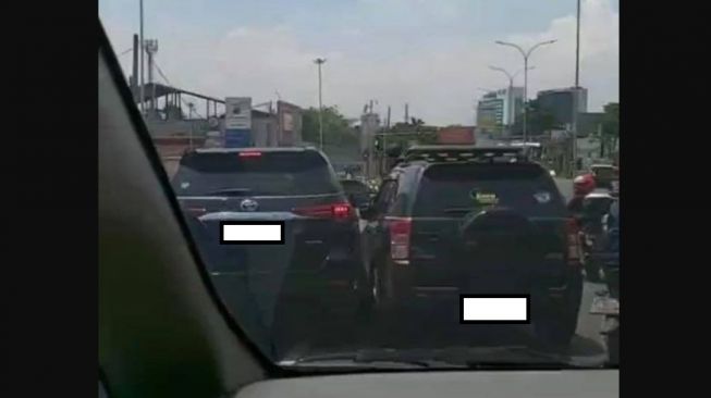 Mirip Bombom Car, Dua Mobil Ini Saling Senggol di Jalanan