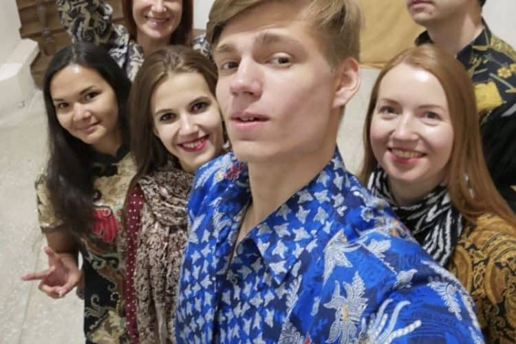 Ikut Merayakan, Pemuda Rusia Ramai-ramai Pakai Batik