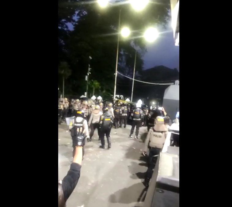 Demo Tolak Omnibus Law di Bandung Ricuh, Mobil Polisi Rusak