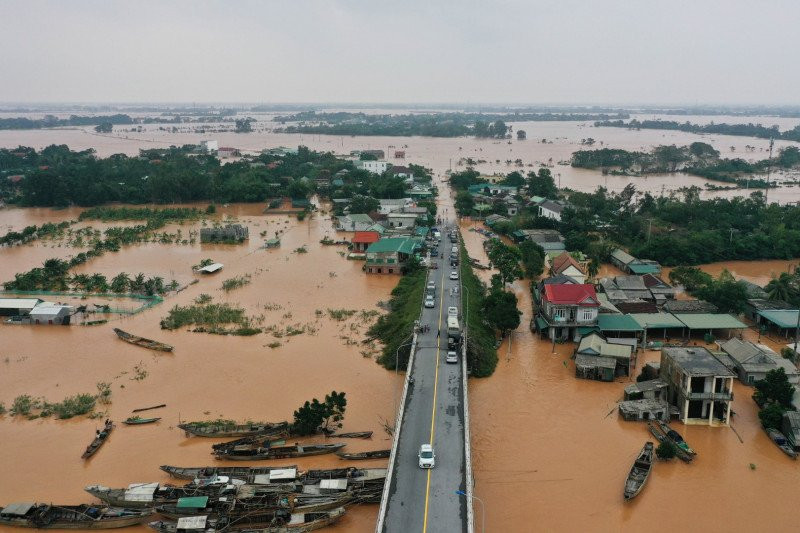 Puluhan  Tentara Hilang saat Tanah Longsor Terjang Barak Militer