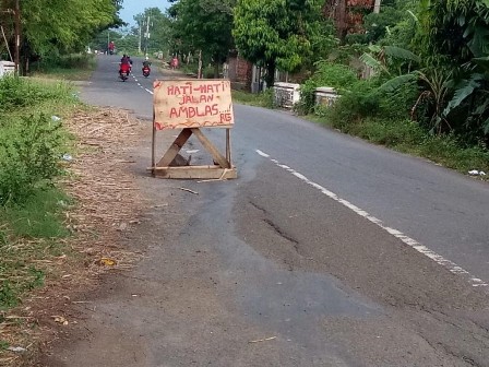 Jalan di Desa Cisaat Sudah Ambles, Minim Penerangan