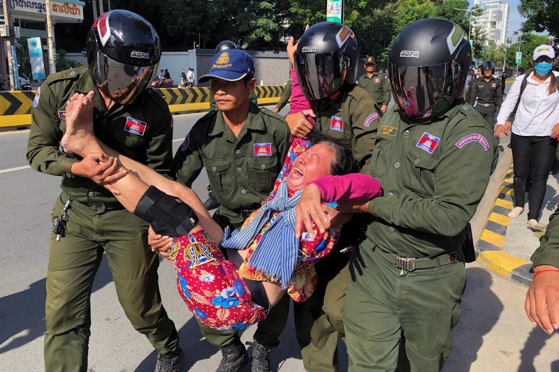 Polisi Bubarkan Demo Dekat Kedubes Tiongkok