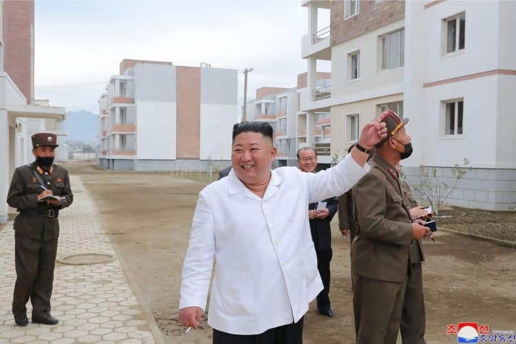 Sering Diberitakan Koma, Sambil Merokok Kim Jong Un Tampil ke Publik