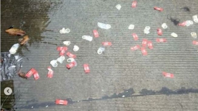 Duh, Puluhan Kondom Berserakan setelah Hujan